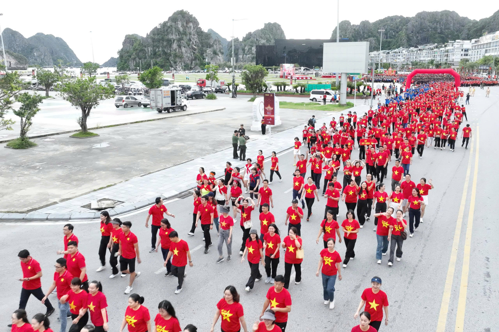 Hơn 30.000 người Quảng Ninh tham gia sự kiện “Cùng Việt Nam tiến bước”