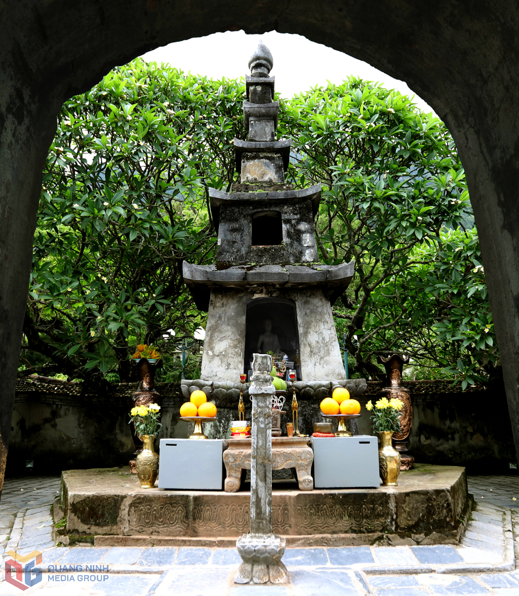 Tháp tổ Huệ Quang.