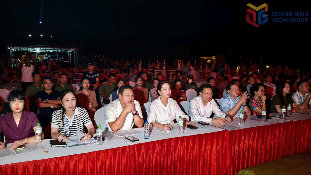 Lãnh đạo tỉnh Quảng Ninh và các sở, ngành, hội đồng cố vấn nghệ thuật tham gia tổng duyệt.