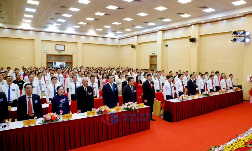 Các đại biểu thực hiện nghi thức chào cờ.