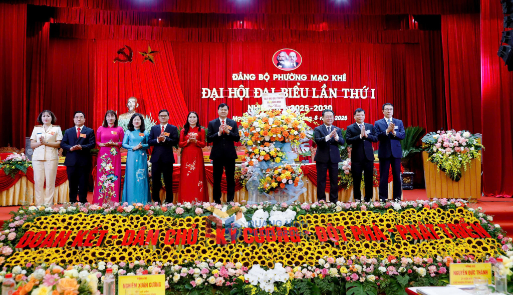 Đồng chí Nguyễn Đức Thành - Ủy viên BTV, Chủ nhiệm UBKT Tỉnh ủy và các đồng chí đại biểu tặng hoa chúc mừng Đại hội.