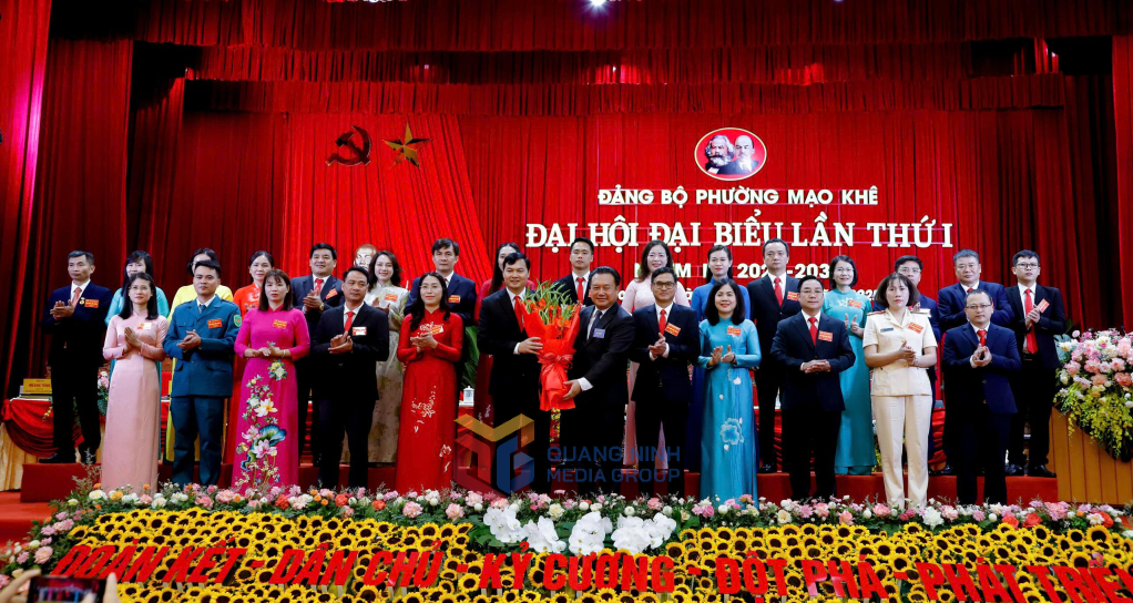 Đồng chí Nguyễn Đức Thành - Ủy viên BTV, Chủ nhiệm Ủy ban Kiểm tra Tỉnh ủy tặng hoa chúc mừng Ban Chấp hành Đảng bộ phường Mạo Khê, nhiệm kỳ 2025-2030