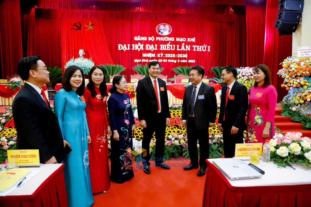 Các đại biểu trao đổi trong giờ giải lao.