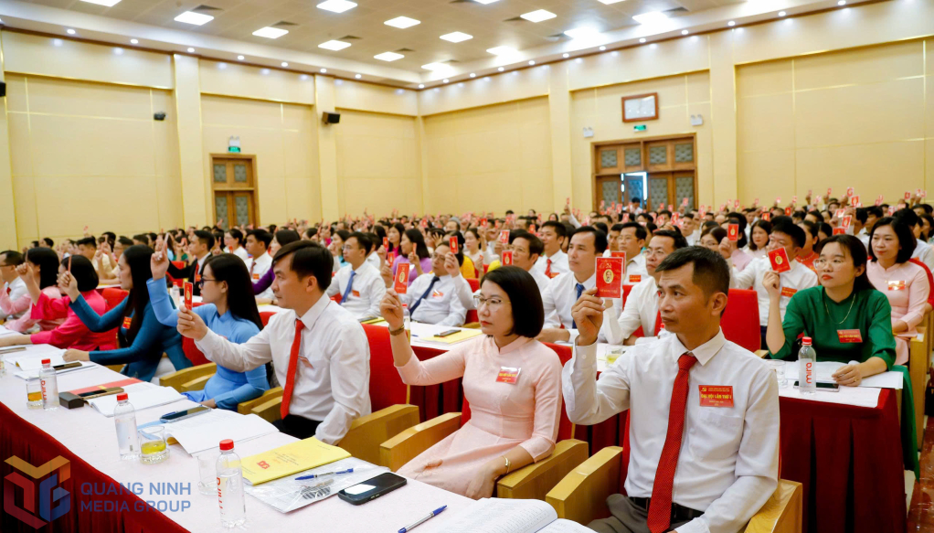 Các đại biểu biểu quyết thông qua Nghị quyết Đại hội