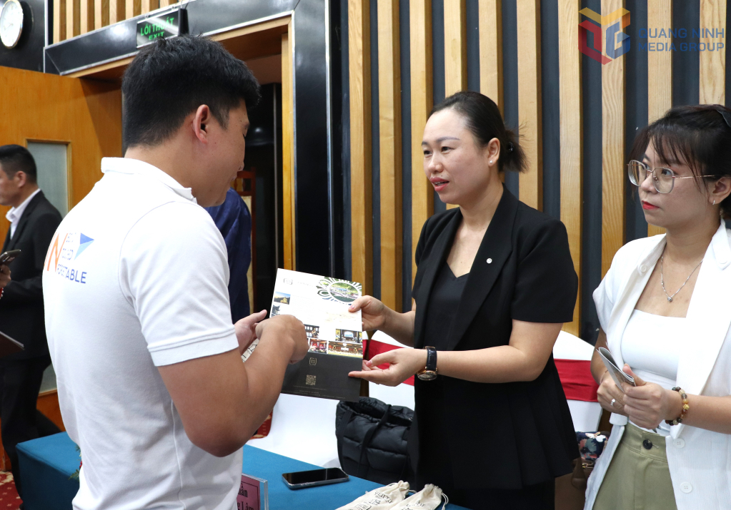Nhân viên Công ty CP Phát triển Tùng Lâm giới thiệu sản phẩm hành trình kết nối di sản đến đối tác lữ hành.
