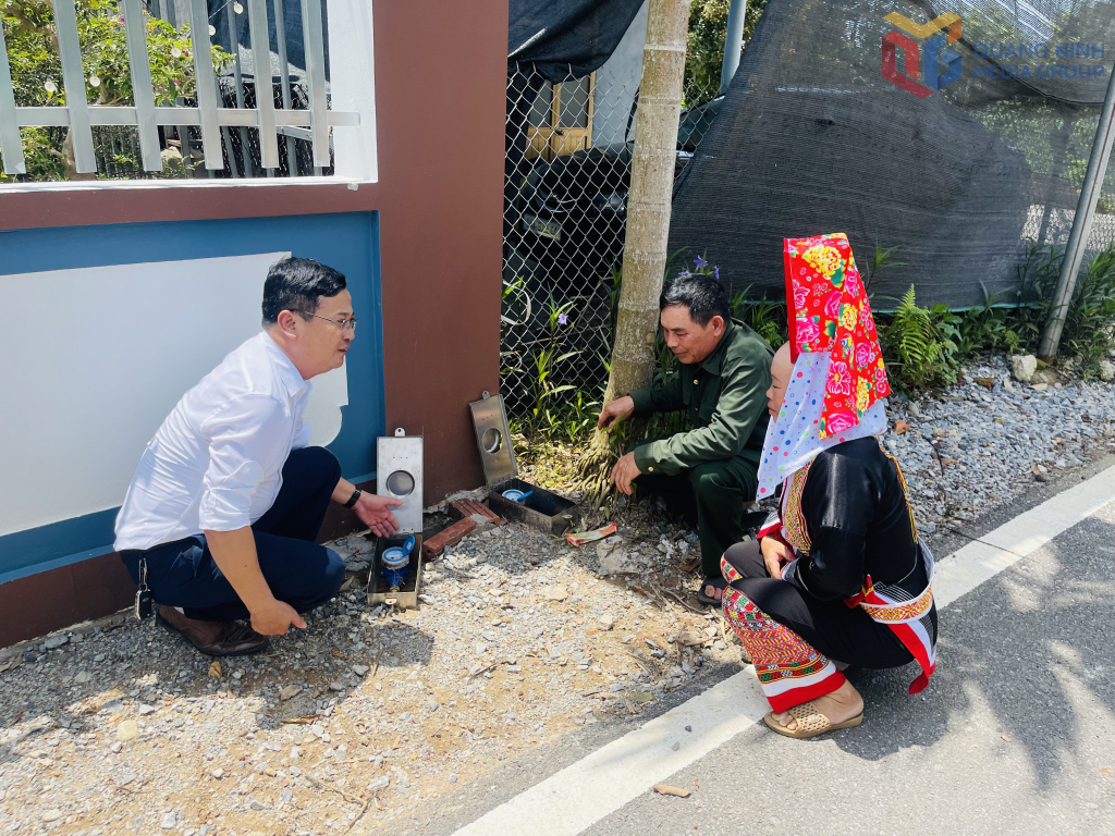 Đường ống và đồng hồ cấp nước sạch được lắp đặt đến từng hộ gia đình ở xã Đường Hoa. Ảnh: Đinh Hằng