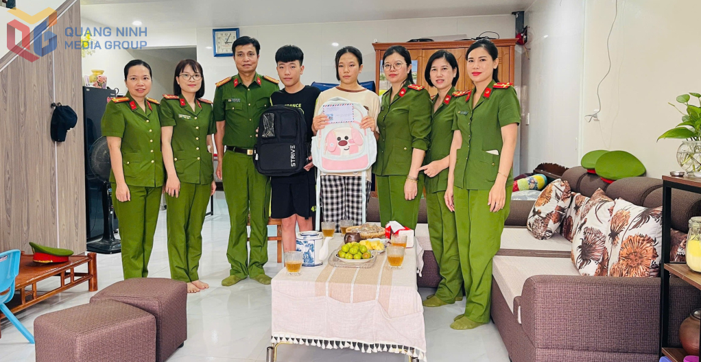 Các bố, mẹ đỡ đầu Trại tạm giam Công an tỉnh thới thăm các con Nguyễn Lê Vân Khánh và Nguyễn Văn Minh sinh ở phường Yên Tử.