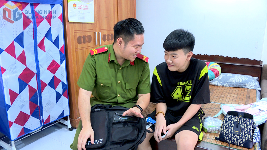 Em Nguyễn Văn Minh chia sẻ việc học hành với anh đỡ đầu là chiến sỹ Trại tạm giam Công an tỉnh. 