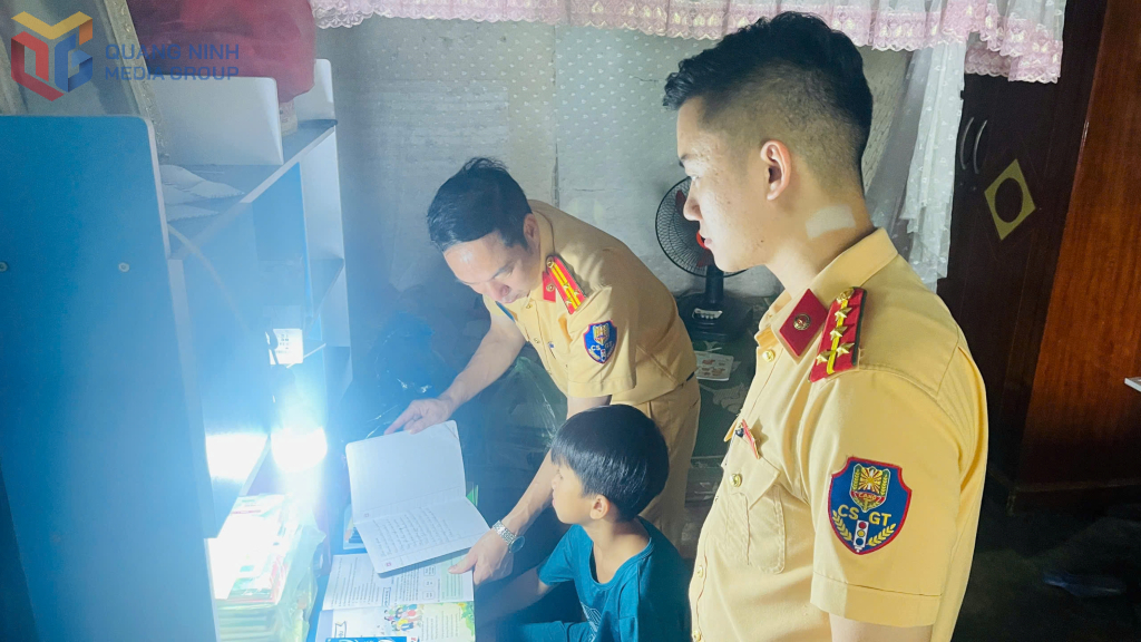 Lãnh đạo Phòng CSGT (Công an tỉnh) tới thăm, động viên con đỡ đầu Đỗ Đức Lương tại Thôn 7, Đặc khu Vân Đồn.