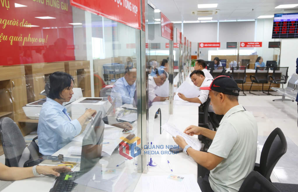 Công dân tới giải quyết TTHC tại Trung tâm PVHCC phường Hồng Gai. Ảnh: Nguyễn Thanh