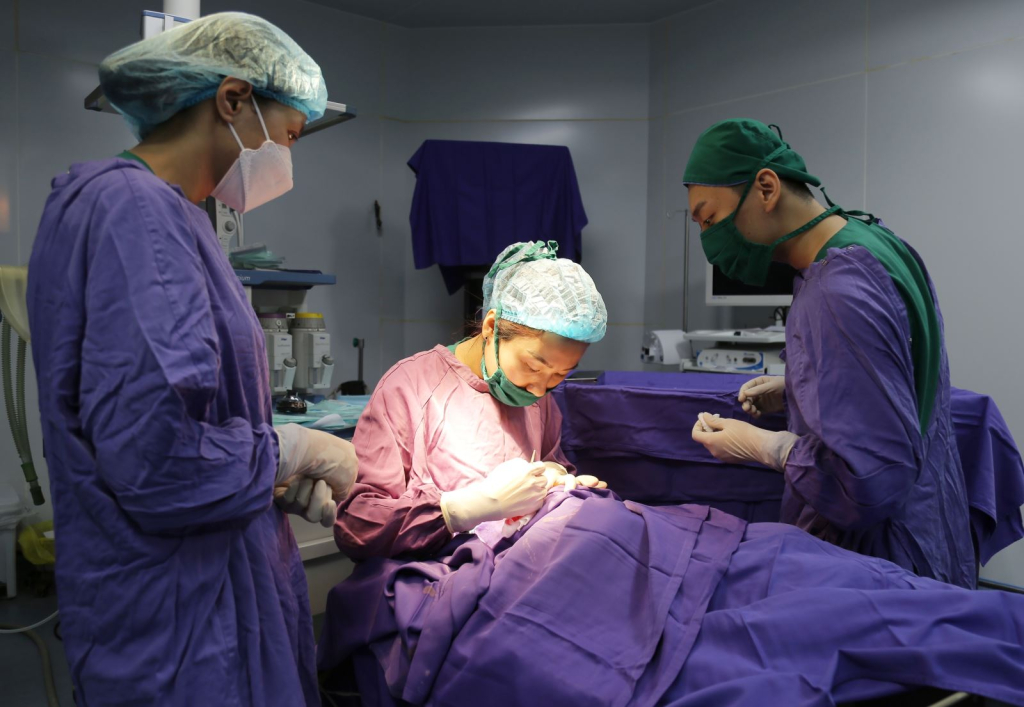 Phẫu thuật mắt cho bệnh nhân tại Bệnh viện Đa khoa tỉnh Quảng Ninh. Ảnh: Hà Trang (CTV).