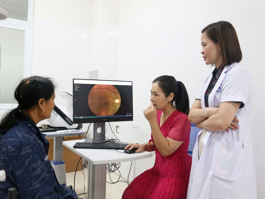 Bệnh viện Lão khoa Phục hồi chức năng tỉnh phối hợp với Trung tâm Y tế Hải Hà khám mắt cho bệnh nhân cao tuổi. Ảnh: Bệnh viện cung cấp