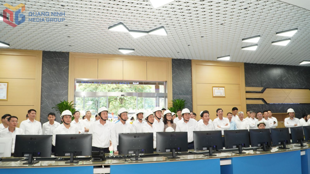 Nhà điều hành tập trung Khe Chàm III được đầu tư nhiều thiết bị máy móc giám sát, điều hành hiện đại.