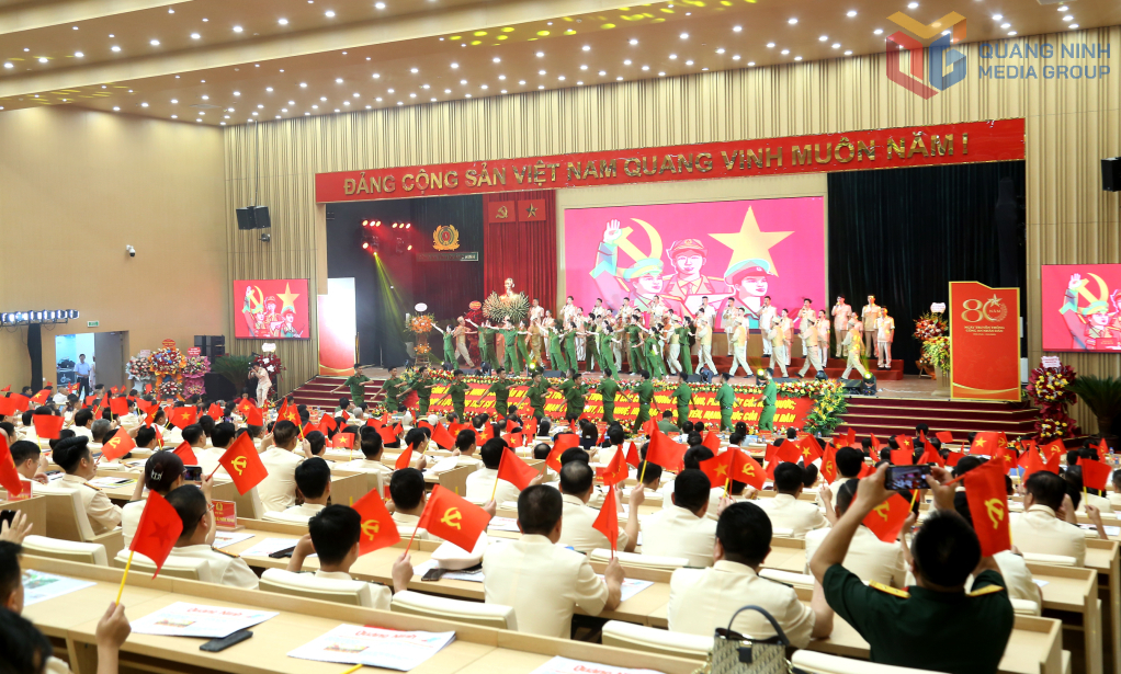Tỉnh Quảng Ninh đã tổ chức gặp mặt 80 năm ngày truyền thống Công an nhân dân (19/8/1945 – 19/8/2025) và 20 năm Ngày hội toàn dân bảo vệ An ninh Tổ quốc.