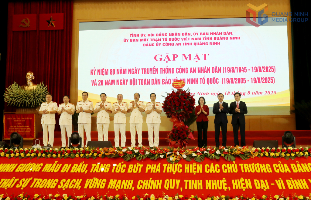 Tỉnh ủy, HĐND, UBND, Ủy ban MTTQ tỉnh tặng hoa chúc mừng Công an tỉnh.