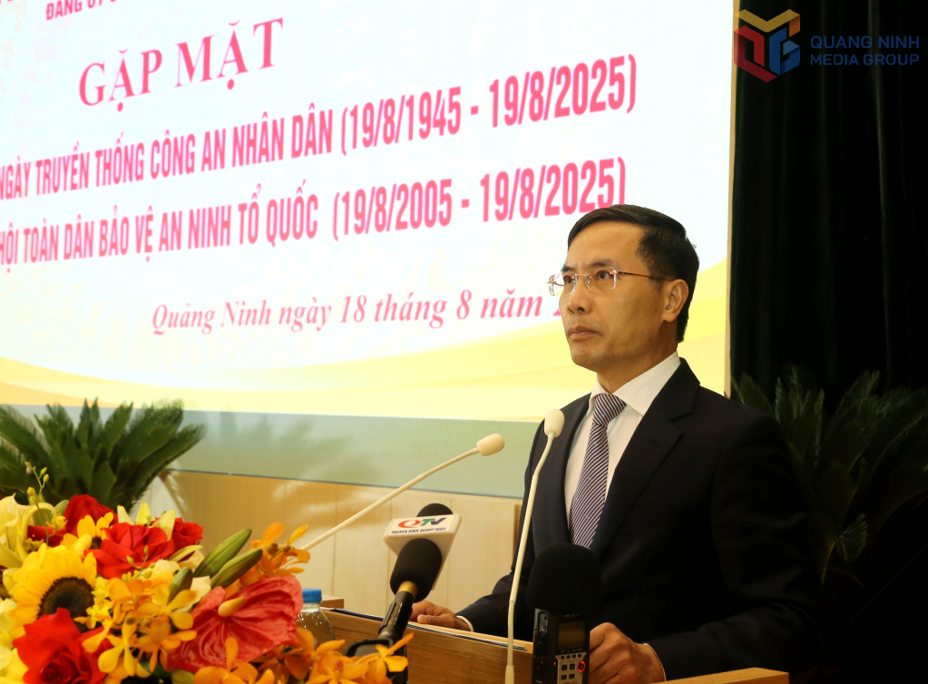 Đồng chí Phạm Đức Ấn, Phó Bí thư Tỉnh ủy, Chủ tịch UBND tỉnh trình bày diễn văn ôn lại truyền thống.