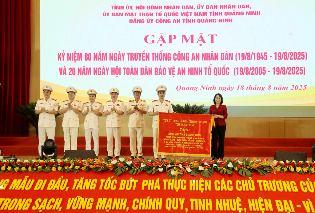 Tỉnh ủy, HĐND, UBND, Ủy ban MTTQ trao tặng Công an tỉnh bức trướng với nội dung “Phát huy truyền thống anh hùng, trung thành, dũng cảm, đổi mới, sáng tạo vì an ninh Tổ quốc, vì hạnh phúc Nhân dân”. 
