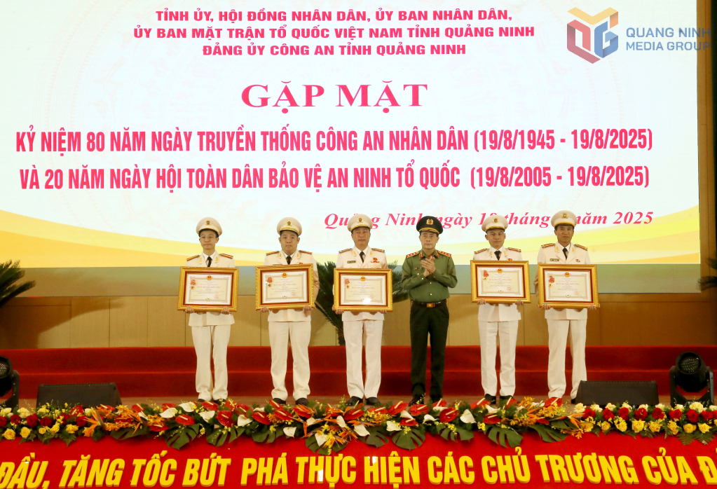 Thừa ủy quyền của Chủ tịch nước, Thượng tướng Lê Quốc Hùng, Ủy viên Trung ương Đảng, Thứ trưởng Bộ Công an trao Huân chương Chiến công hạng Nhì, hạng Ba cho 5 tập thể, cá nhân.