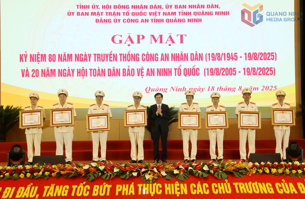 Thừa ủy quyền của Thủ tướng Chính phủ, đồng chí Vũ Quyết Tiến, Phó Bí thư Tỉnh ủy trao Bằng khen của Thủ tướng cho các tập thể, cá nhân.