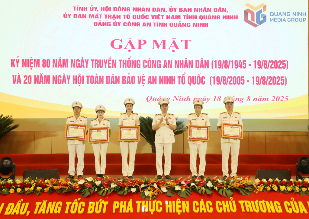 Thừa ủy quyền của Bộ Công an, Thiếu tướng Trần Văn Phúc, Ủy viên Ban Thường vụ Tỉnh ủy, Giám đốc Công an tỉnh trao danh hiệu 
