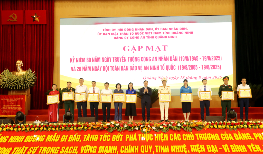 Đồng chí Phạm Đức Ấn, Phó Bí thư Tỉnh ủy, Chủ tịch UBND tỉnh tặng Bằng khen của Chủ tịch UBND tỉnh cho các tập thể.