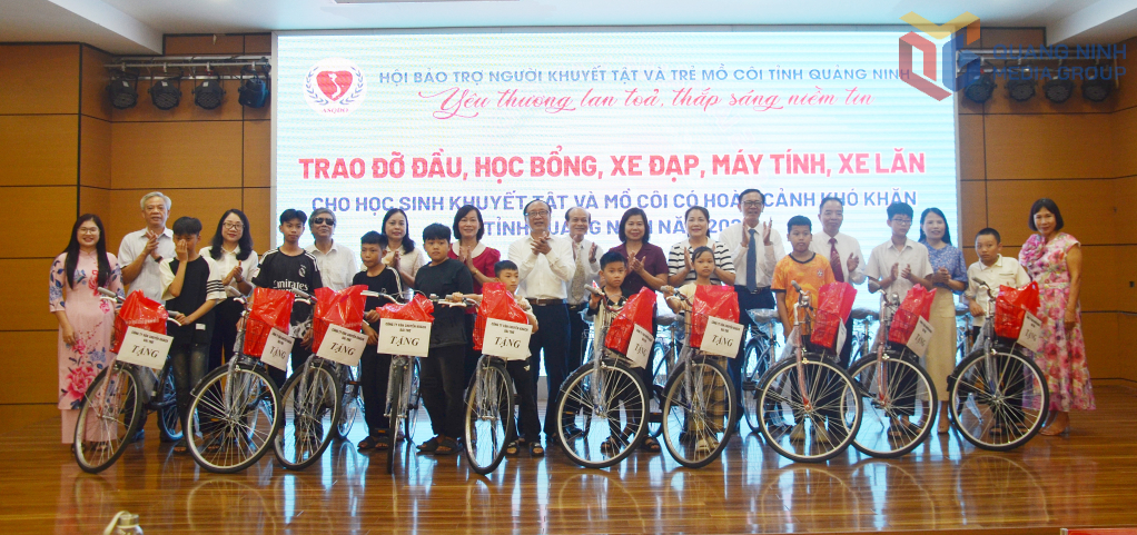 Hội Bảo trợ NKT-TMC tỉnh cùng lãnh đạo MTTQ, sở, ban, ngành tỉnh và nhà hảo tâm trao 