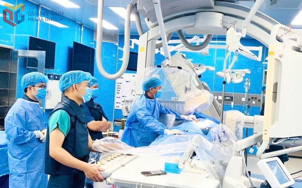 Y, bác sĩ Bệnh viện Sản Nhi Quảng Ninh thực hiện can thiệp tim mạch cho bệnh nhi.
