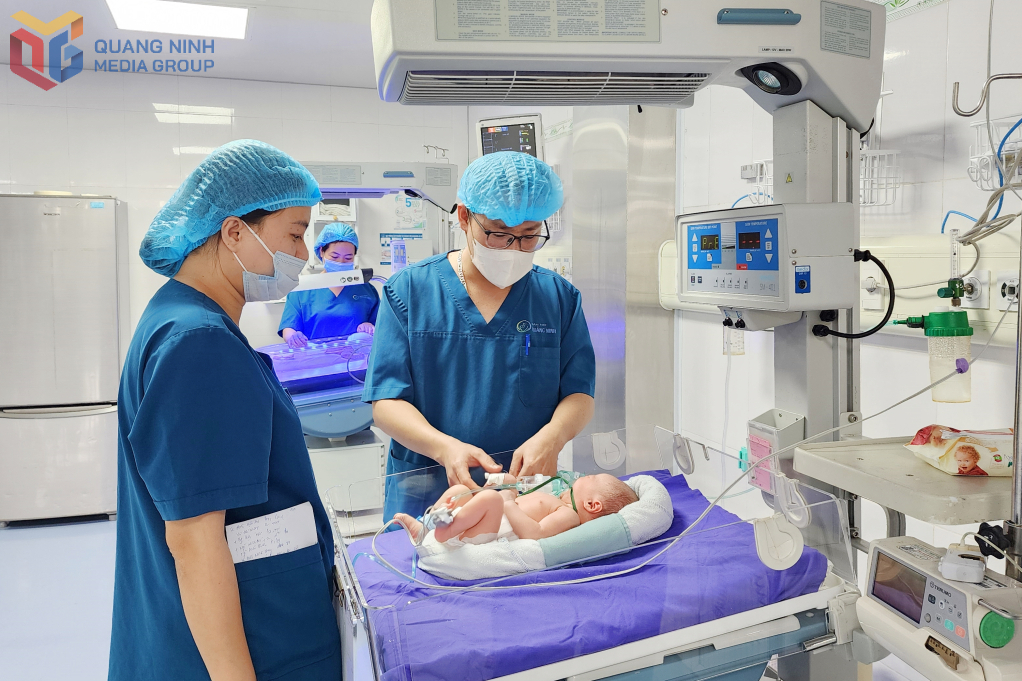 Điều trị và chăm sóc bệnh nhi tại Khoa Sơ sinh (Bệnh viện Sản Nhi Quảng Ninh).
