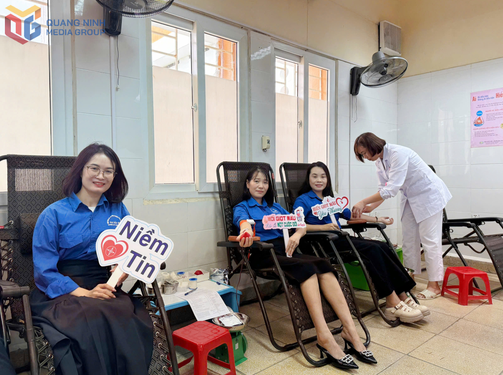 Đoàn viên thanh niên phường Yên Tử tham gia hiến máu tình nguyện tại điểm hiến máu Bệnh viện Việt Nam - Thụy Điển Uông Bí.