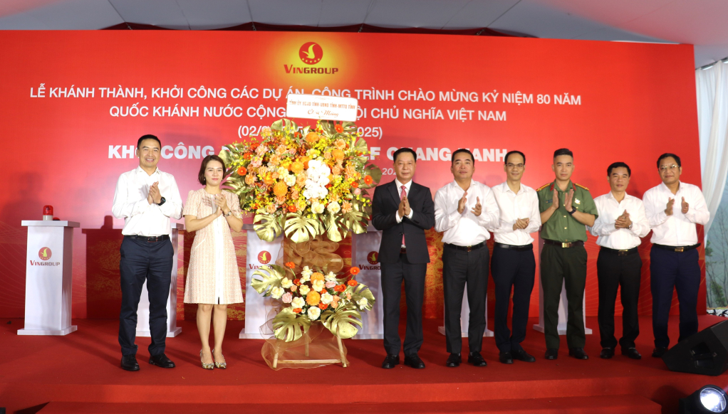 Đồng chí Lê Văn Ánh, đại diện lãnh đạo tỉnh Quảng Ninh tặng hoa chúc mừng dự án. 