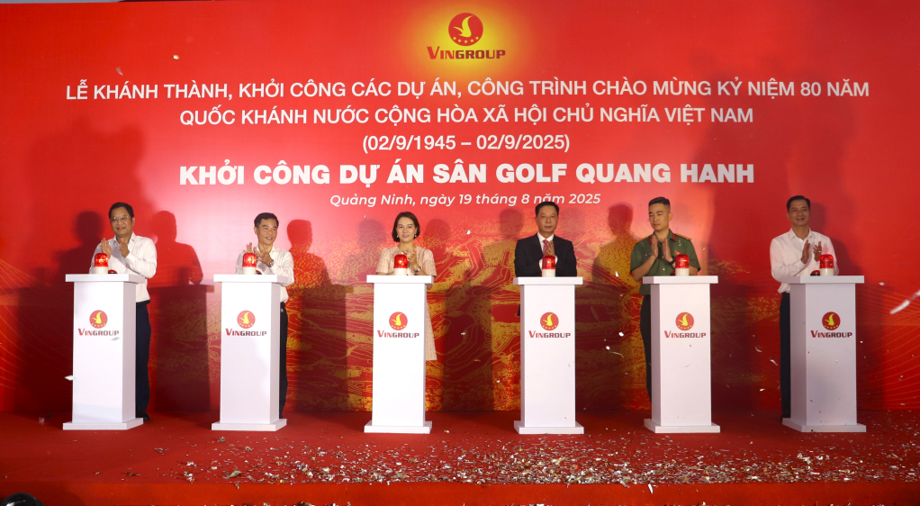 Các đại biểu khởi công dự án sân golf Quang Hanh. 