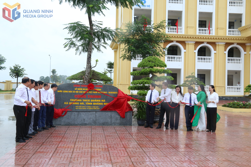 Các đại biểu kéo băng khánh thành công trình Trường THCS Quảng Hà