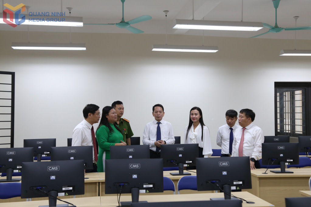 Các đại biểu tham quan cơ sở vật chất, trang thiết bị Trường THCS Quảng Hà