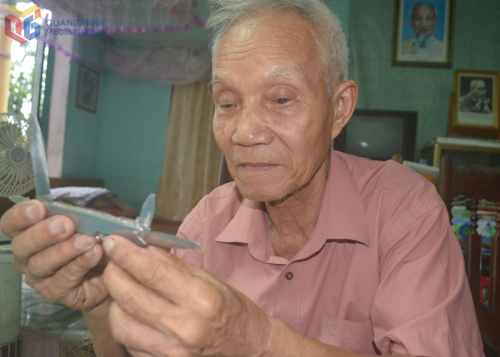 Cụ Phạm Công Thành xem lại những kỷ vật chiến tranh.