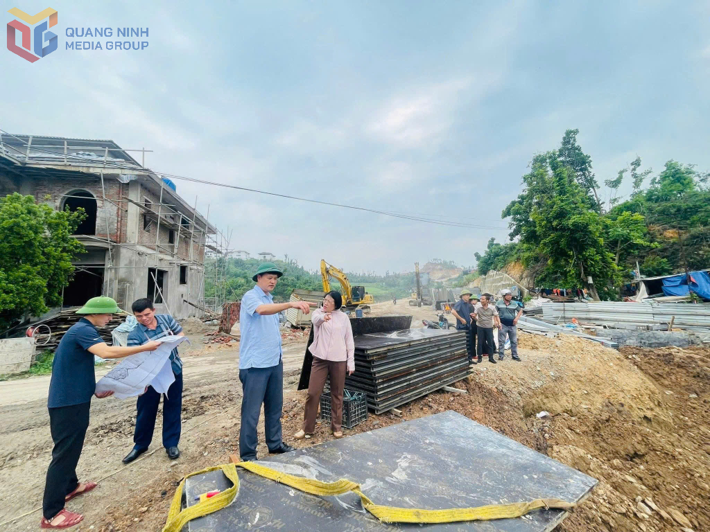 Lãnh đạo phường Hà Lầm kiểm tra khu vực có nguy cơ sạt lở tại tổ 2B, khu Hà Lầm 5. Ảnh: Cao Quỳnh