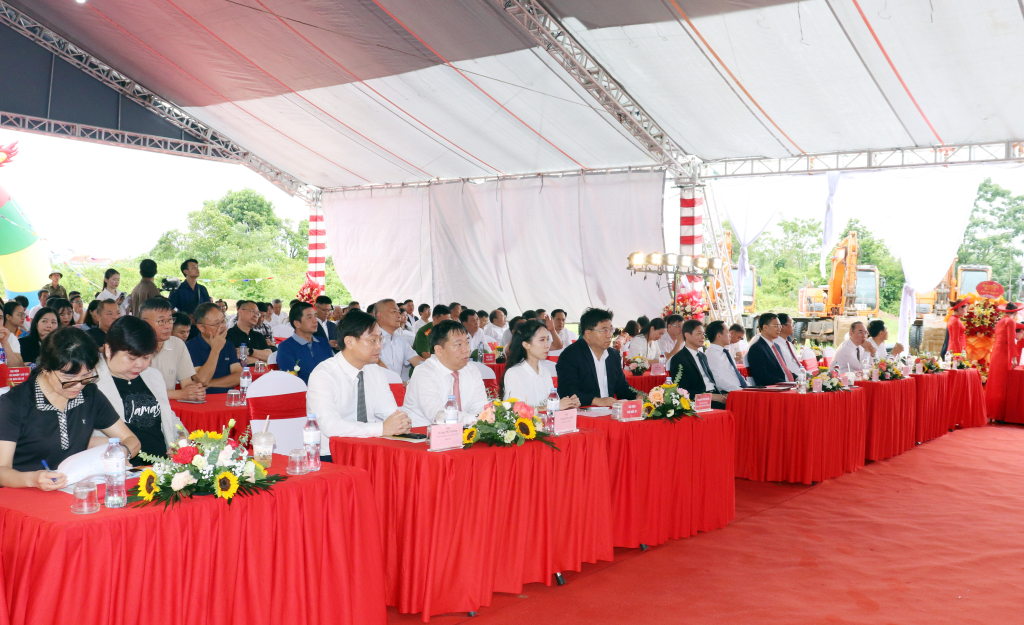 Các đại biểu tham dự lễ khởi công. 