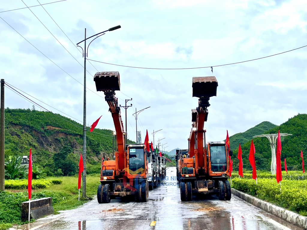 Các phương tiện máy móc tiến hành khởi công dự án.