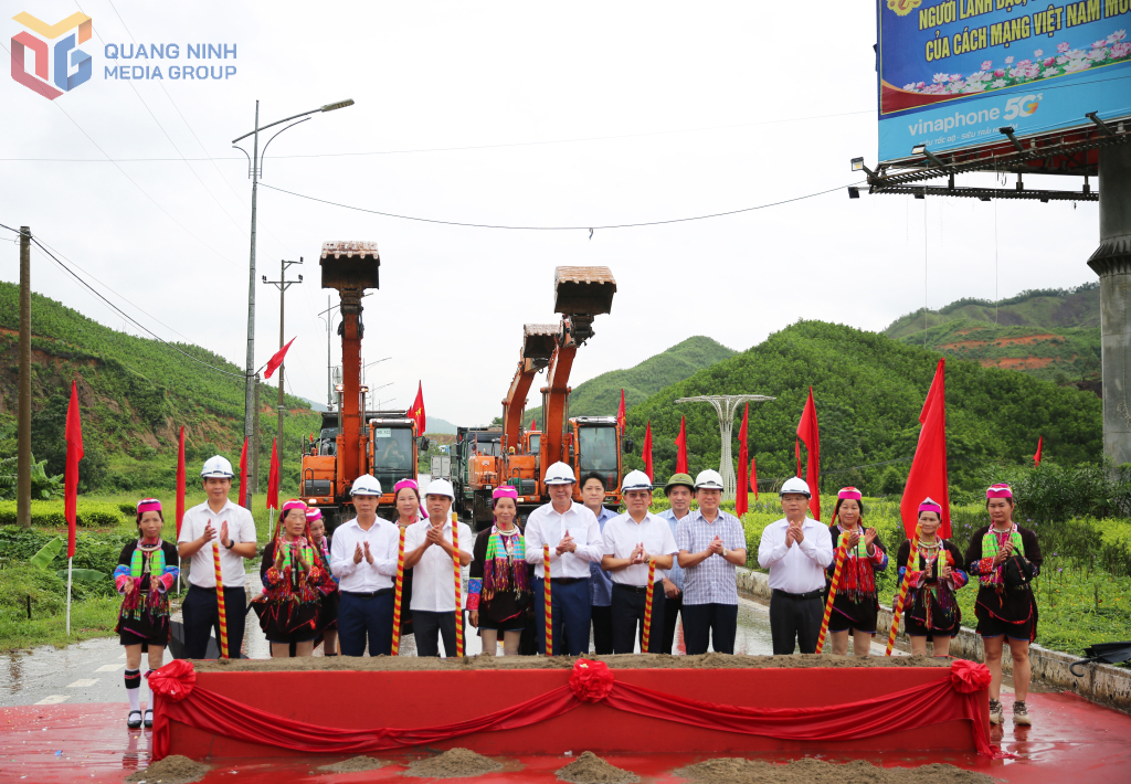 Đại biểu cùng nhân dân thực hiện nghi thức động thổ Dự án cải tạo, nâng cấp đường tỉnh 330.