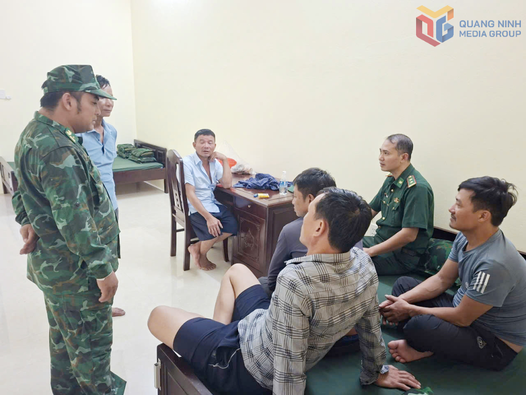 Cán bộ Đồn BP Đảo Trần động viên tinh thần và bố trí nơi ăn, nghỉ cho các ngư dân gặp nạn trên biển.