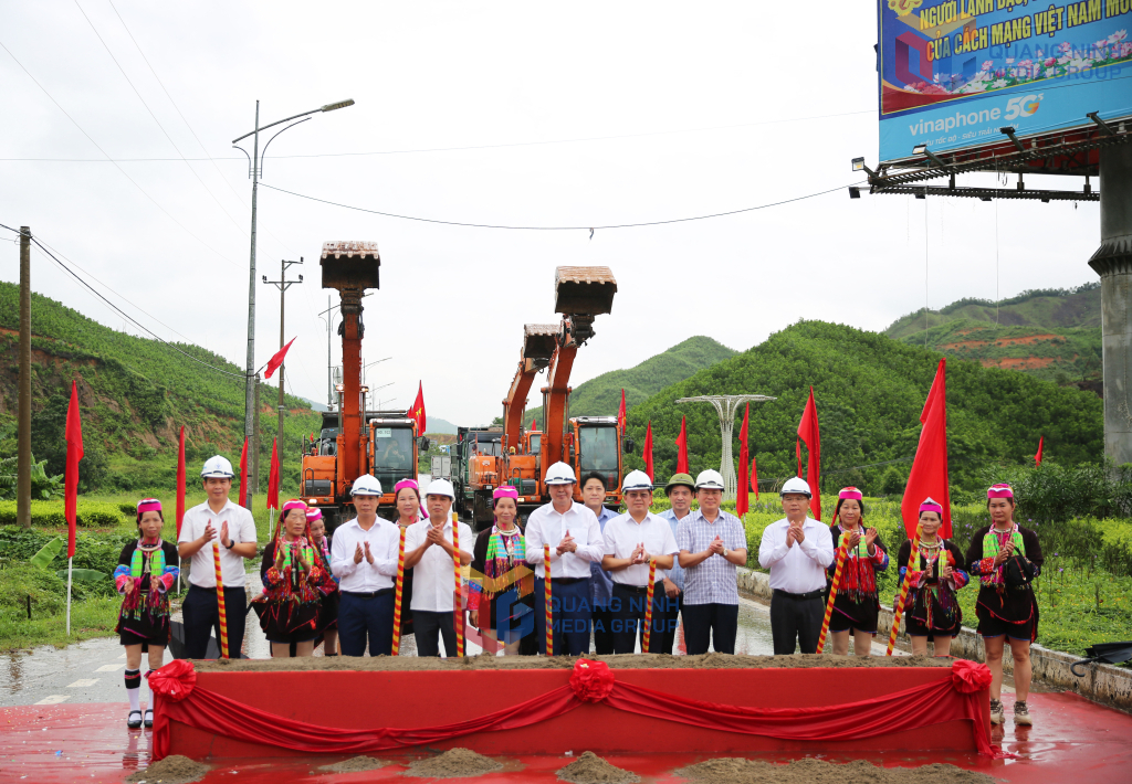 Đại biểu cùng nhân dân thực hiện nghi thức động thổ Dự án cải tạo, nâng cấp đường tỉnh 330.