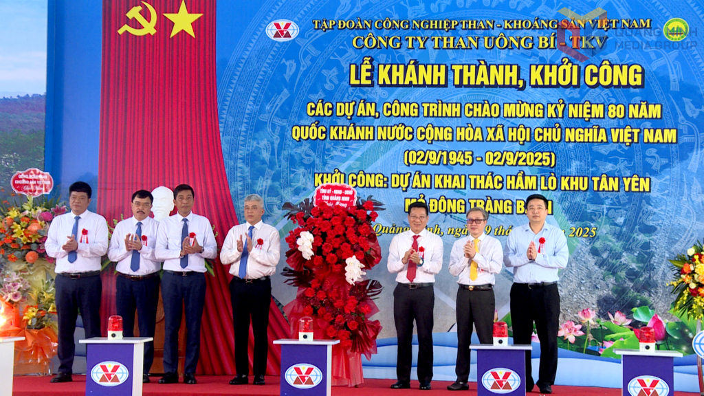 Tỉnh ủy, HĐND tỉnh, UBND tỉnh gửi lẵng hoa chúc mừng.