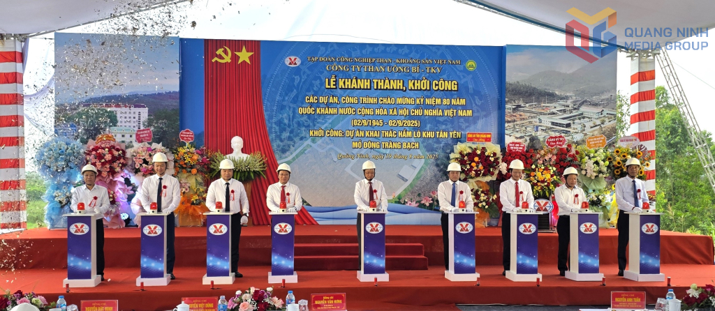 Các đại biểu bấm nút khởi công Dự án Khai thác hầm lò khu Tân Yên-Mỏ Đông Tràng Bạch.
