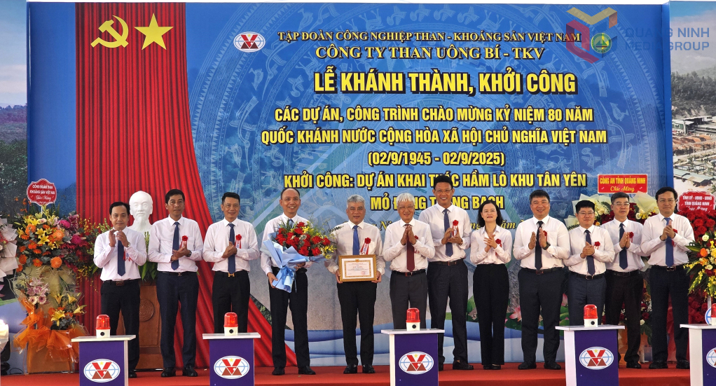 Dịp này, Tập đoàn Công nghiệp Than - Khoáng sản Việt Nam đã khen thưởng các cá nhân, tập thể Công ty Than Uông Bí –TKV có thành tích trong công tác chuẩn bị đầu tư, khởi công Dự án khai thác hầm lò Tân Yên mỏ Đông Tràng Bạch.