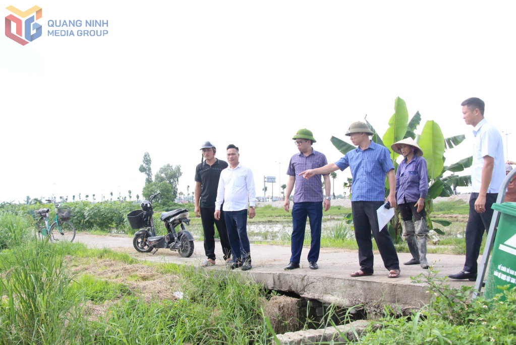 Lãnh đạo phường Hiệp Hòa kiểm tra thực địa giải quyết một số vướng mắc, khó khăn ở thôn 8.
