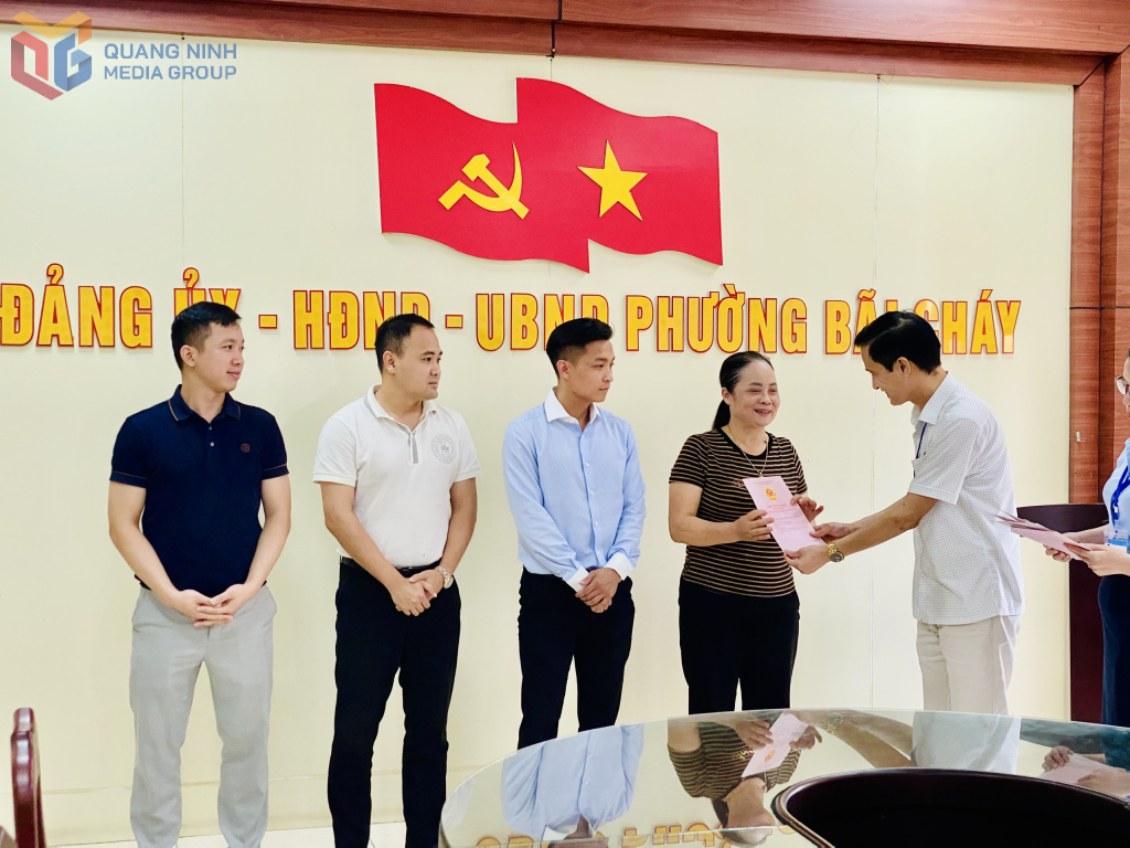 Phường Bãi Cháy trao Giấy chứng nhận Quyền sử dụng đất cho người dân.