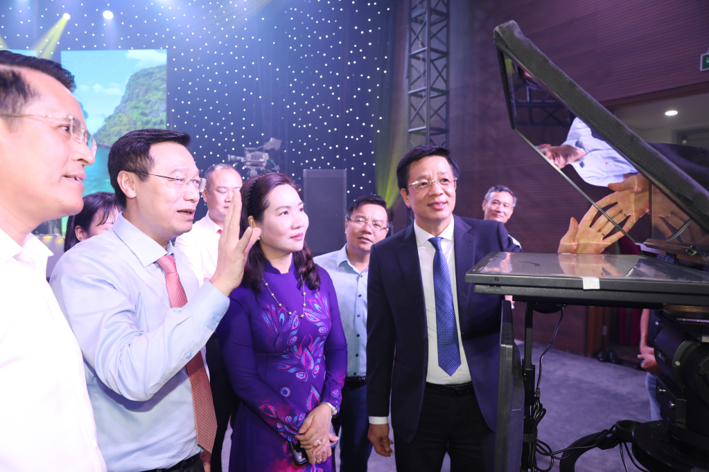 Các đồng chí đại biểu tham quan trụ sở Báo và Phát thanh, Truyền hình Quảng Ninh.