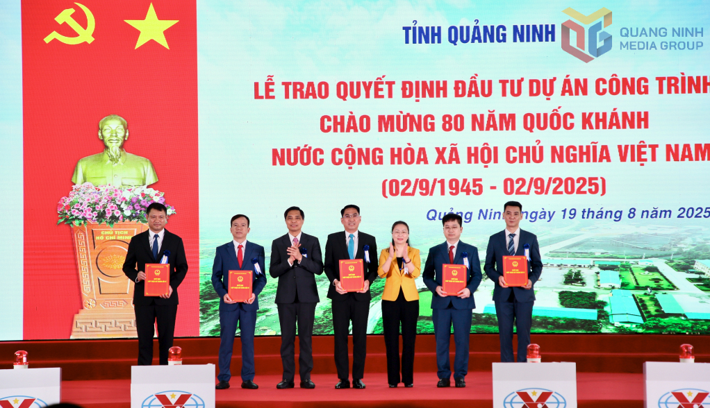 Lãnh đạo tỉnh Quảng Ninh trao Quyết định đầu tư cho dự án đầu tư xây dựng công trình của ngành Than.