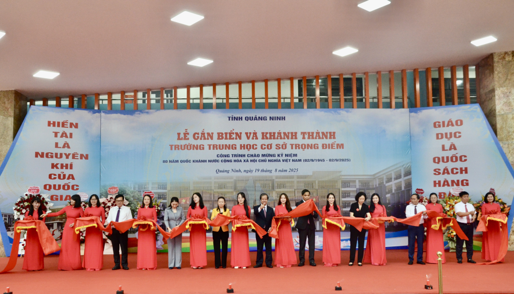 Đồng chí Nguyễn Kim Sơn, Bộ trưởng Bộ GD&ĐT và các đại biểu cắt băng khánh thành Trường THCS Trọng Điểm (phường Hạ Long).