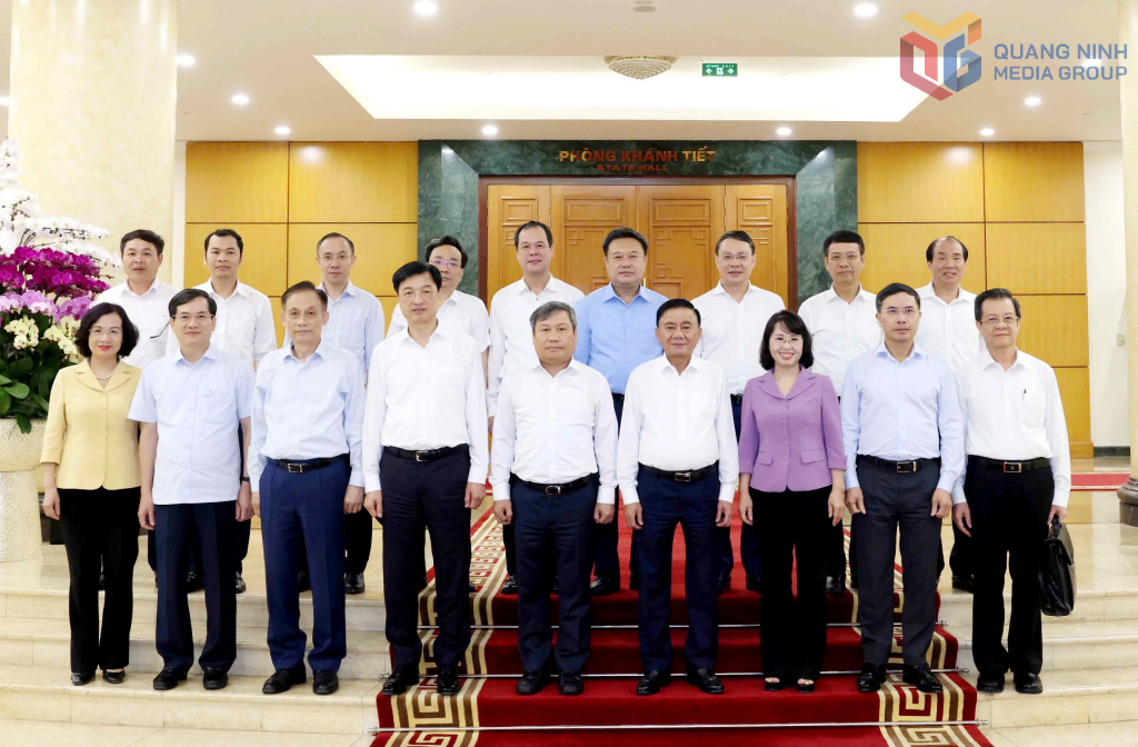 Đồng chí Trần Cẩm Tú, Ủy viên Bộ Chính trị, Thường trực Ban Bí thư chụp ảnh cùng với Ban Thường vụ Tỉnh ủy Quảng Ninh