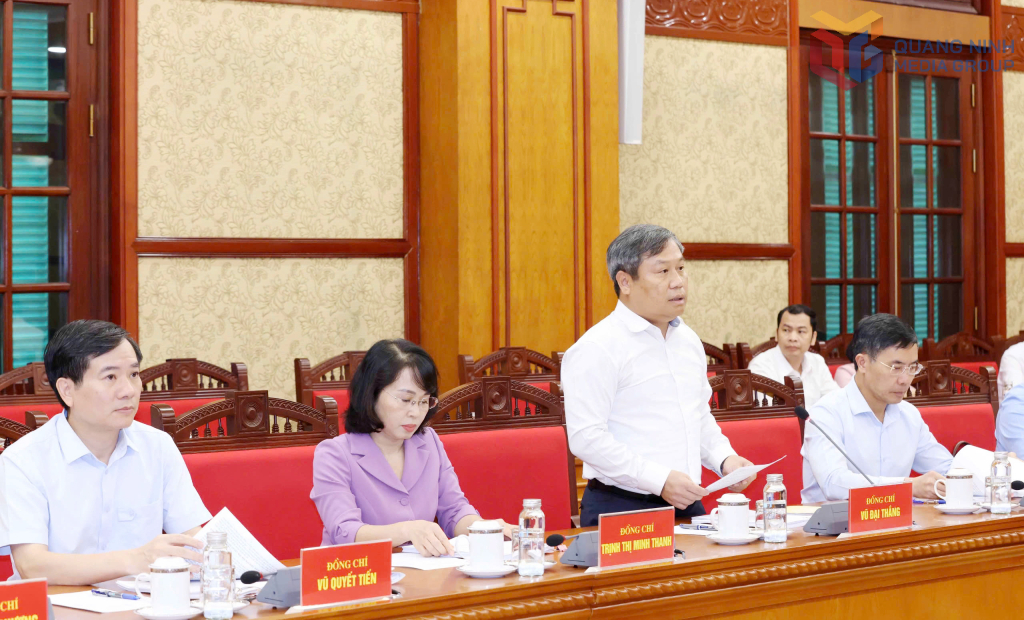 Đồng chí Vũ Đại Thắng, Ủy viên Trung ương Đảng, Bí thư Tỉnh ủy, Trưởng Đoàn ĐBQH tỉnh, báo cáo tại buổi làm việc.